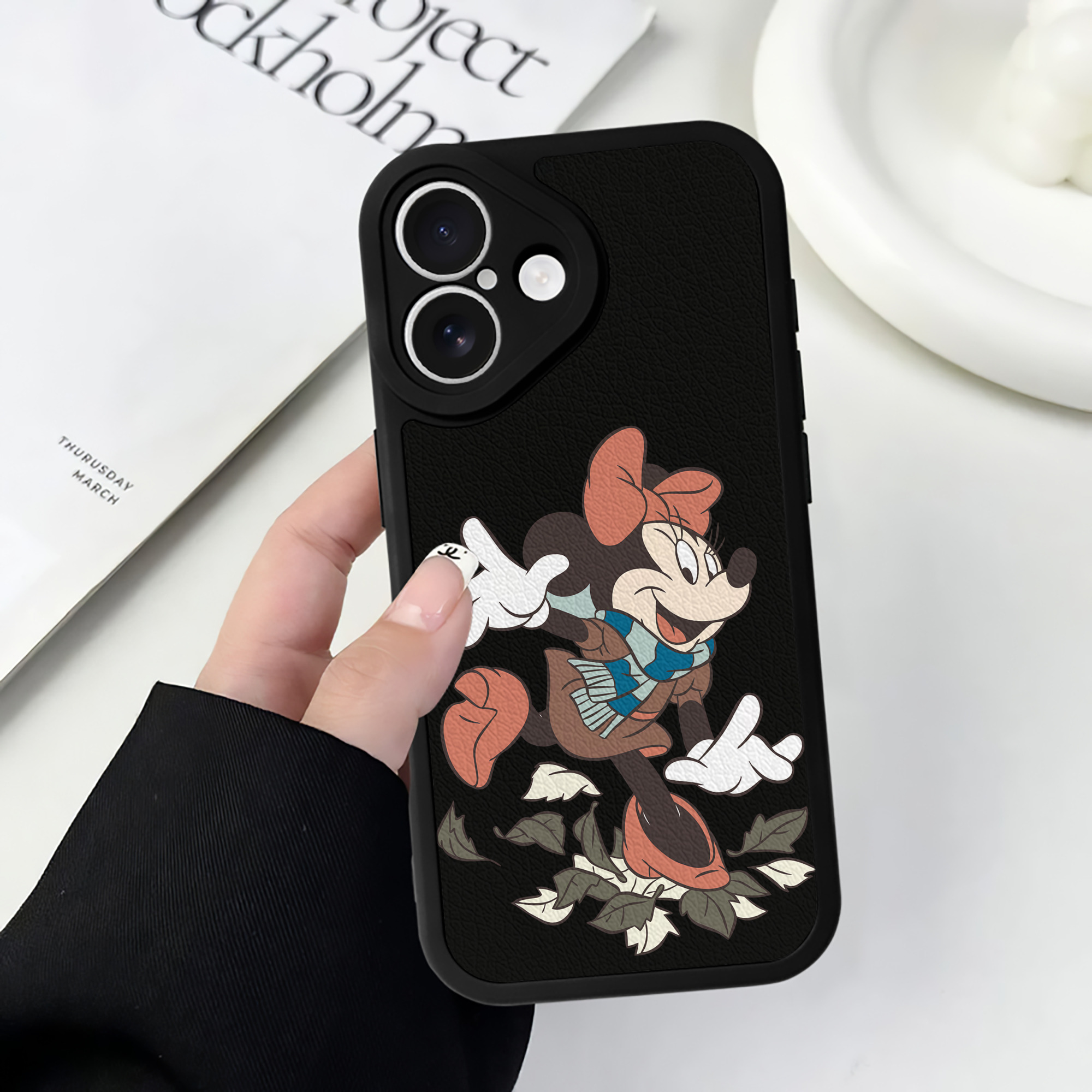 （画像用） ミッキーマウス Mickey Mouse 【iPhone 16シリーズ対応】シリコンスマホケース（レザー調） 材質：シリコン